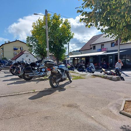 Guesthouse Pink Panther Udbina Zewnętrze zdjęcie