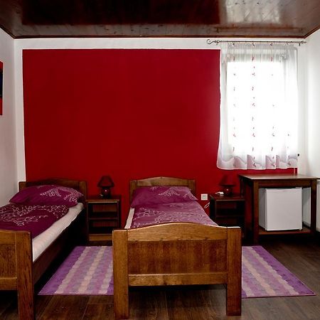 Guesthouse Pink Panther Udbina Zewnętrze zdjęcie