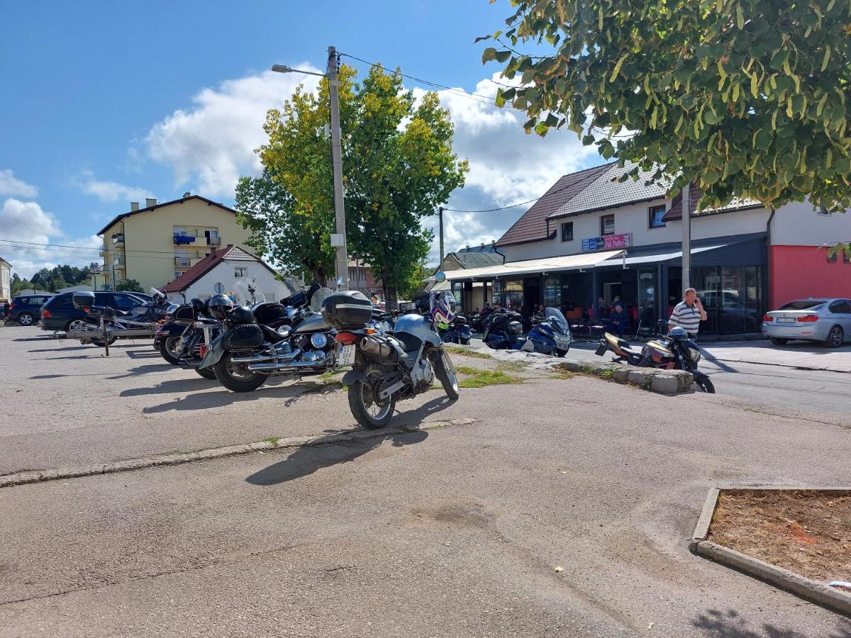 Guesthouse Pink Panther Udbina Zewnętrze zdjęcie