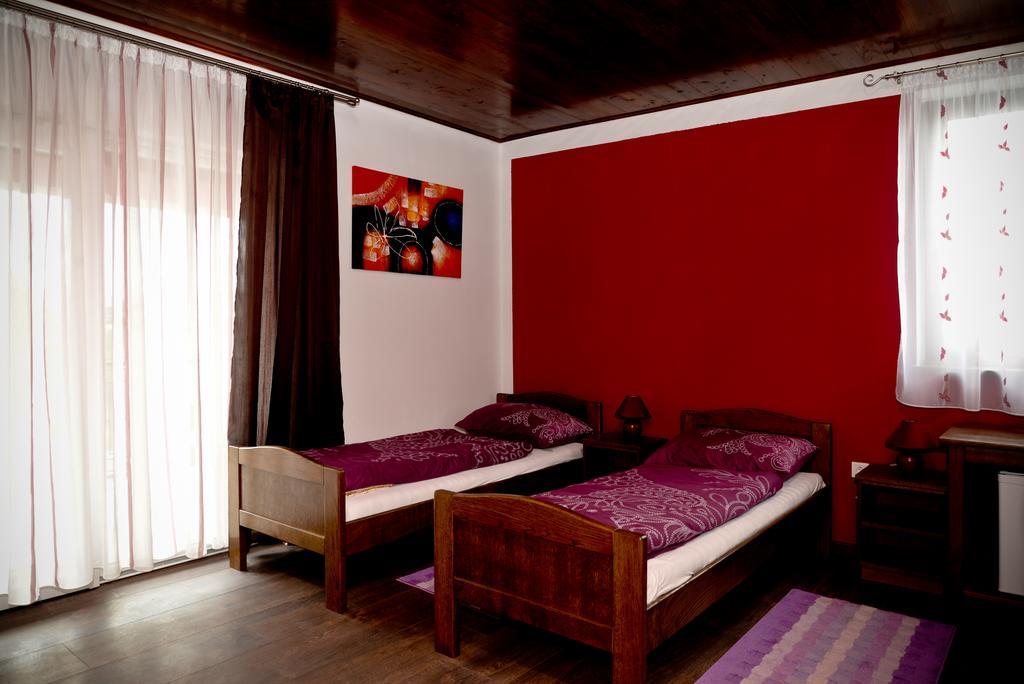 Guesthouse Pink Panther Udbina Pokój zdjęcie