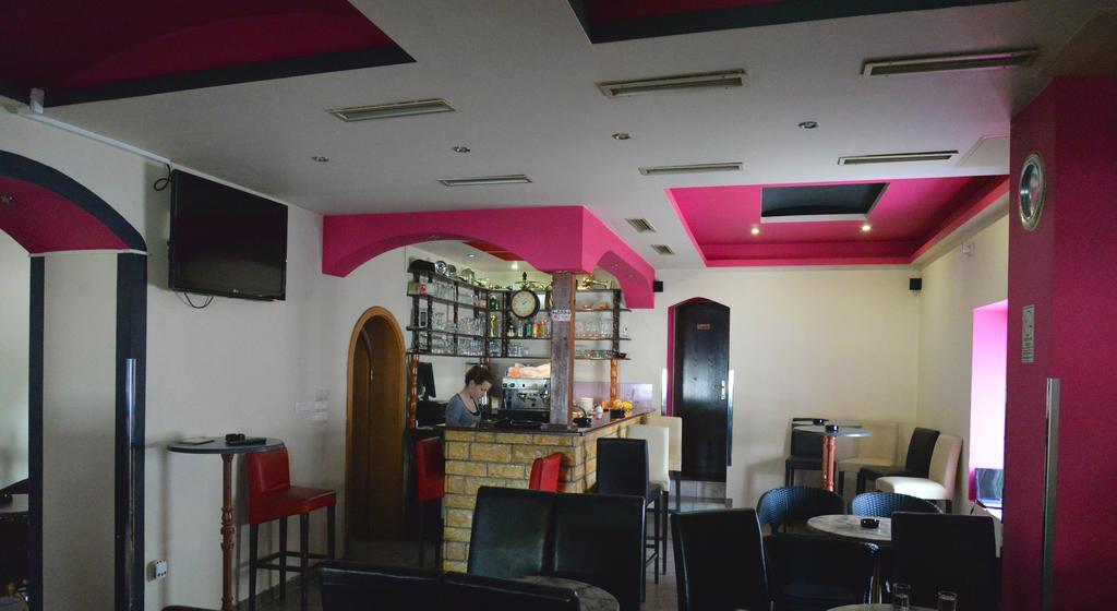 Guesthouse Pink Panther Udbina Zewnętrze zdjęcie