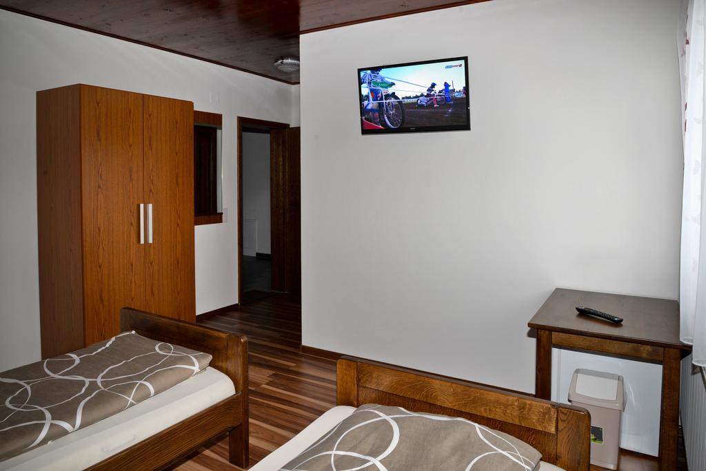 Guesthouse Pink Panther Udbina Pokój zdjęcie