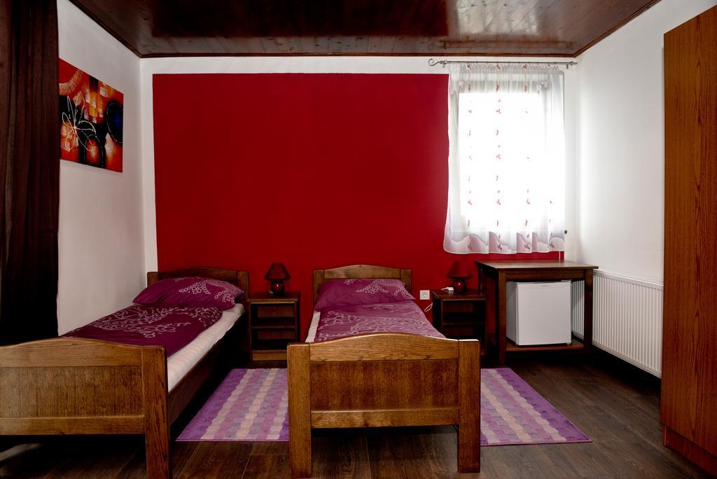 Guesthouse Pink Panther Udbina Zewnętrze zdjęcie