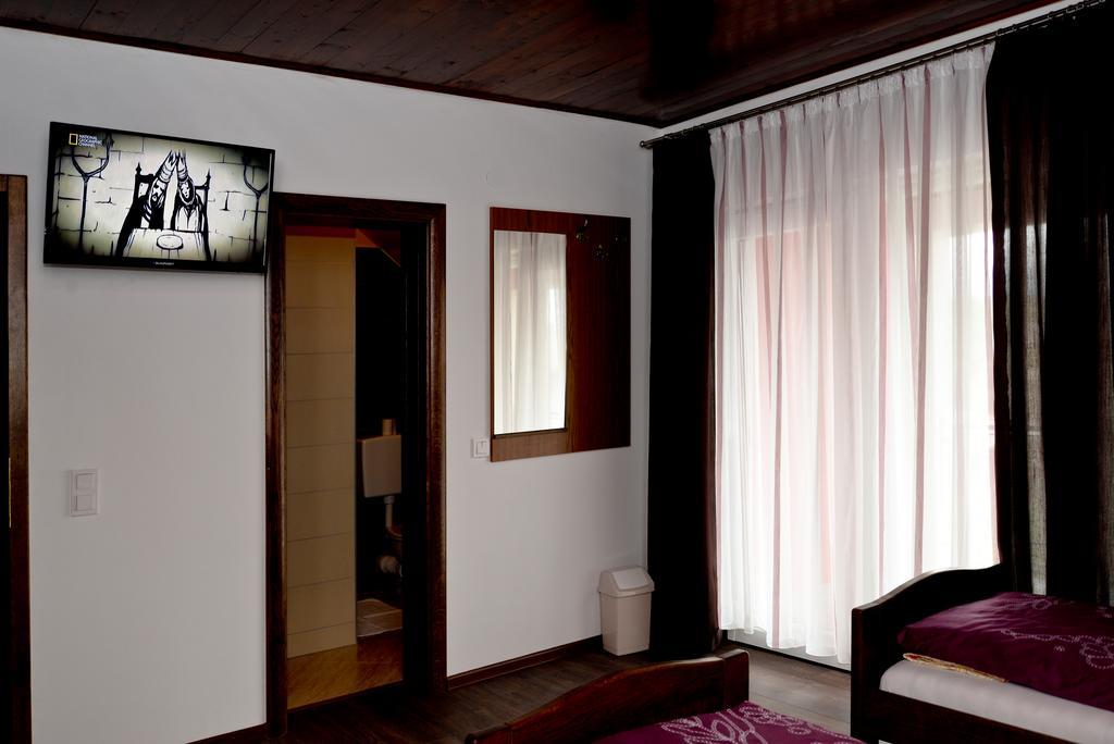 Guesthouse Pink Panther Udbina Zewnętrze zdjęcie