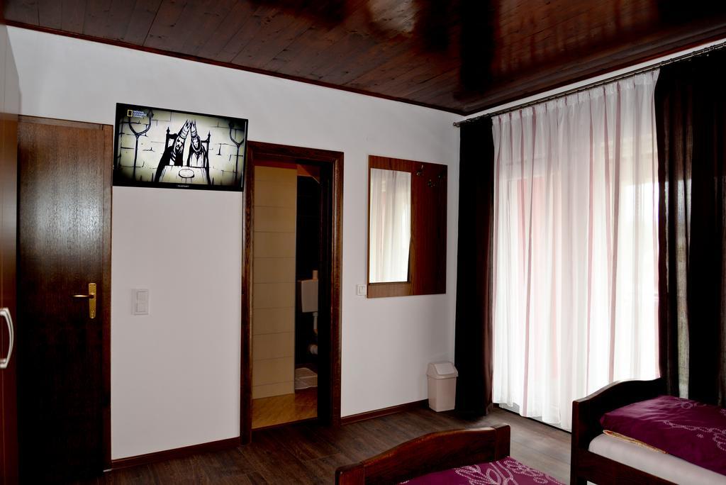 Guesthouse Pink Panther Udbina Zewnętrze zdjęcie
